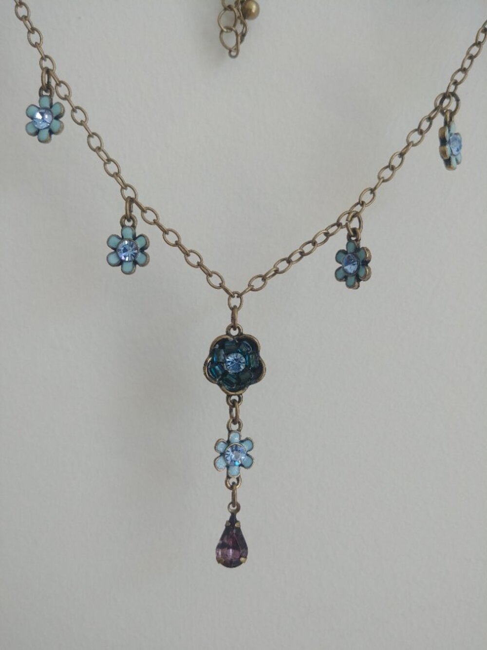 Vintage Avon blue purple drop pendant necklace short chain - Picture 2 of 12